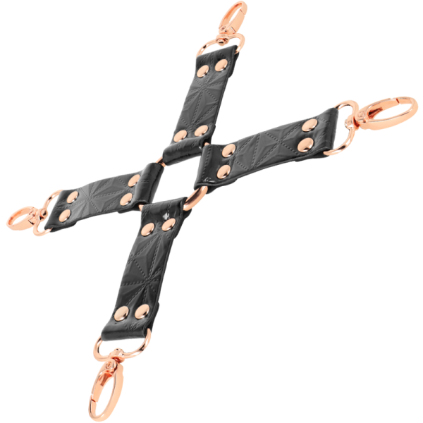 BEGME BLACK EDITION VEGAN LEATHER HOG TIE é um brinquedo sexual da gama Fetiche e Bondage relacionada com BDSM e Acessórios.