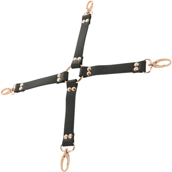 COQUETTE CHIC DESIRE FANTASY VEGAN LEATHER HOG TIE é um brinquedo sexual da gama Fetiche e Bondage relacionada com BDSM e Acessórios.