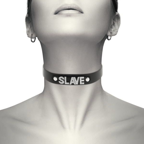 COQUETTE CHIC DESIRE CHOKER VEGAN LEATHER - SLAVE é um brinquedo sexual da gama Fetiche e Bondage relacionada com BDSM e Acessórios.