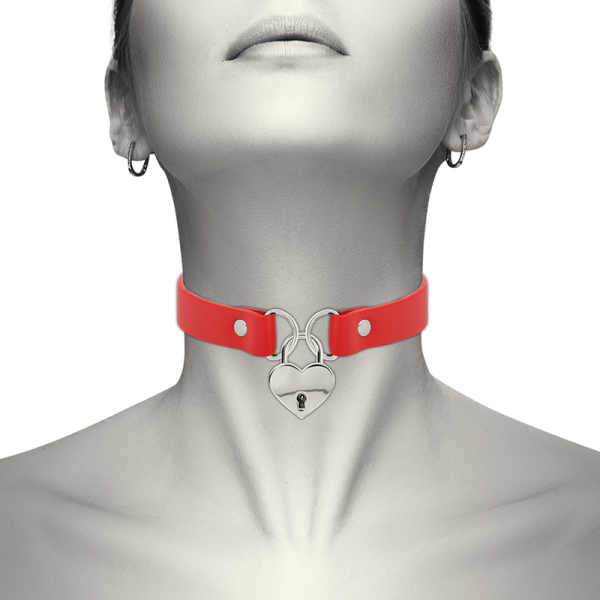 COQUETTE CHIC DESIRE HAND CRAFTED CHOKER KEYS HEART - RED é um brinquedo sexual da gama Fetiche e Bondage relacionada com BDSM e Acessórios.