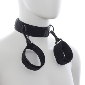 OHMAMA FETISH NYLON COLLAR WITH WRIST RESTRAINTS é um brinquedo sexual da gama Fetiche e Bondage relacionada com BDSM e Acessórios.