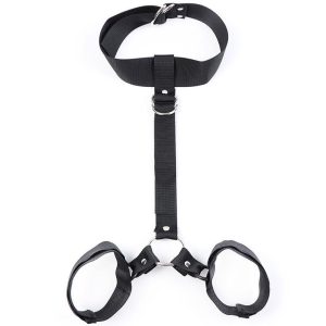 OHMAMA FETISH COLLAR WITH WRIST RESTRAINTS é um brinquedo sexual da gama Fetiche e Bondage relacionada com BDSM e Acessórios.