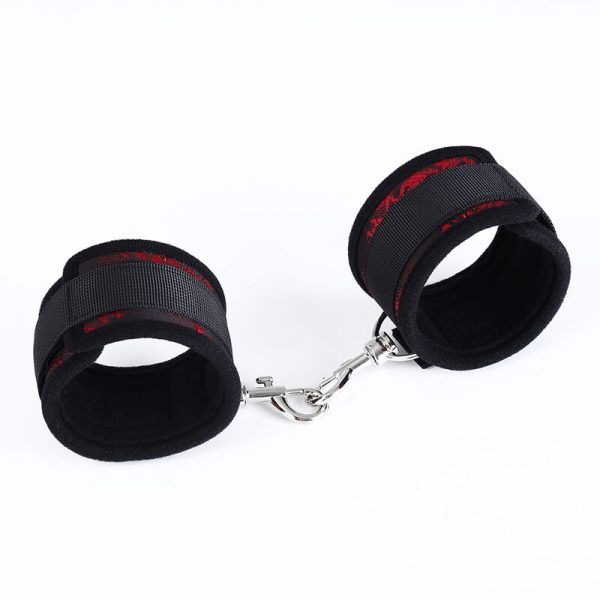 OHMAMA SCANDAL WRIST RESTRAINTS é um brinquedo sexual da gama Fetiche e Bondage relacionada com Esposas.