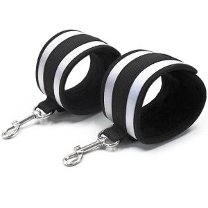 OHMAMA FETISH GREY WRIST CUFFS é um brinquedo sexual da gama Fetiche e Bondage relacionada com Esposas.