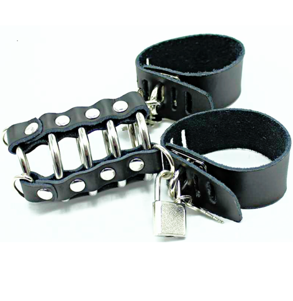 OHMAMA FETISH LEATHER STRAP METAL RING COCK CAGE WITH BALL DIVIDER é um brinquedo sexual adequado ao homem, super potente e confortável.