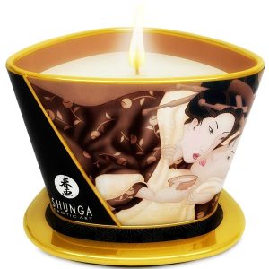 MINI CARESS BY CANDLELIGHT MASSAGE CANDLE CHOCOLATE pertence á gama de velas afrodisíacas, para um ambeinte especial e relaxante.