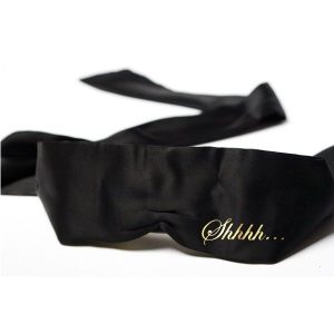 BIJOUX SHHH BLINDFOLD é um brinquedo sexual da gama Fetiche e Bondage relacionada com máscaras para os olhos.