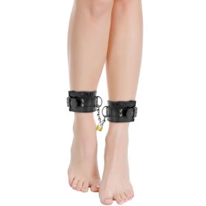 DARKNESS  ANKLE RESTRAINTS BLACK é um brinquedo sexual da gama Fetiche e Bondage relacionada com Esposas.