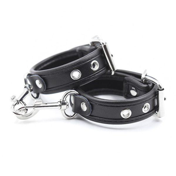 OHMAMA FETISH MINI WRIST RESTRAINTS é um brinquedo sexual da gama Fetiche e Bondage relacionada com Esposas.