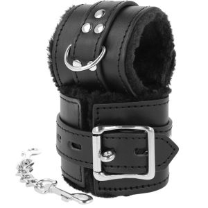 DARKNESS LOVE CUFFS, WRIST WITH FUR BLACK é um brinquedo sexual da gama Fetiche e Bondage relacionada com Esposas.